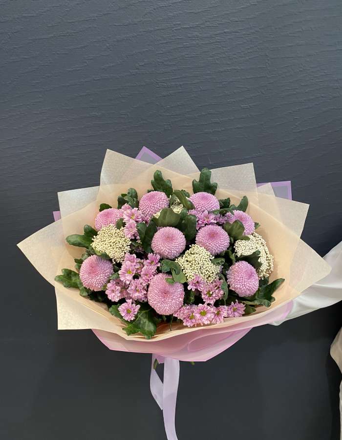 Букет из хризантем сорта Момоко и озотамнуса "Реверанс"