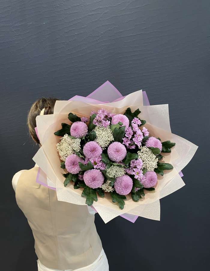 Букет из хризантем сорта Момоко и озотамнуса "Реверанс"