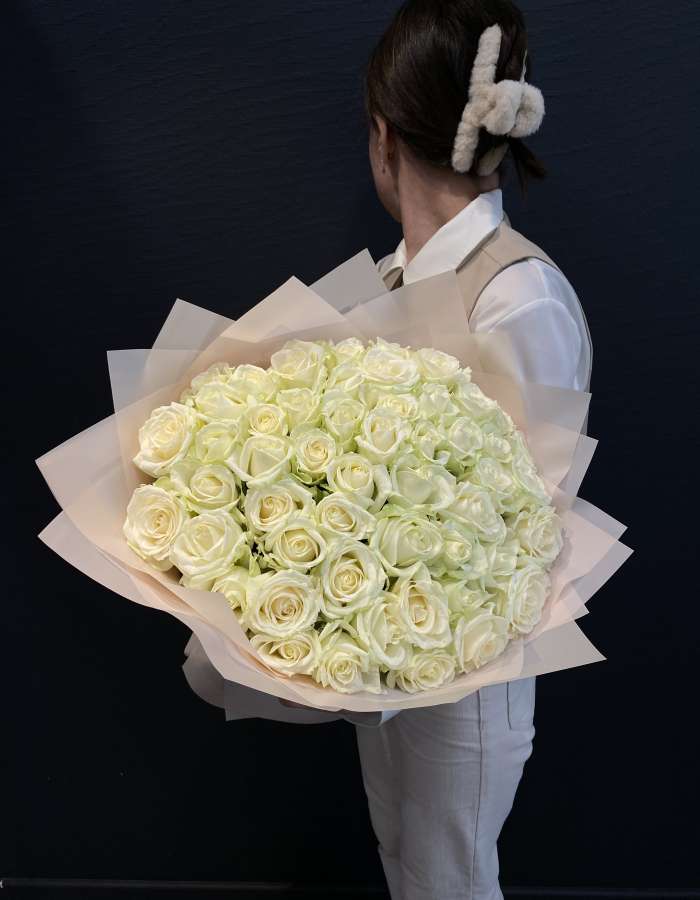 Букет из 51 белой розы сорта Аваланж(Avalanche)
