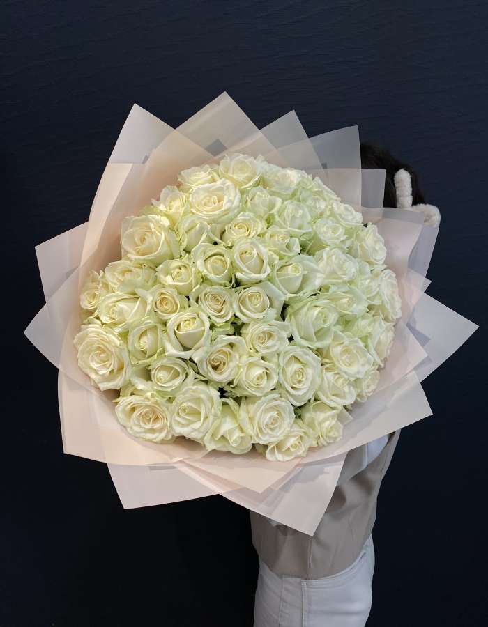 Букет из 51 белой розы сорта Аваланж(Avalanche)