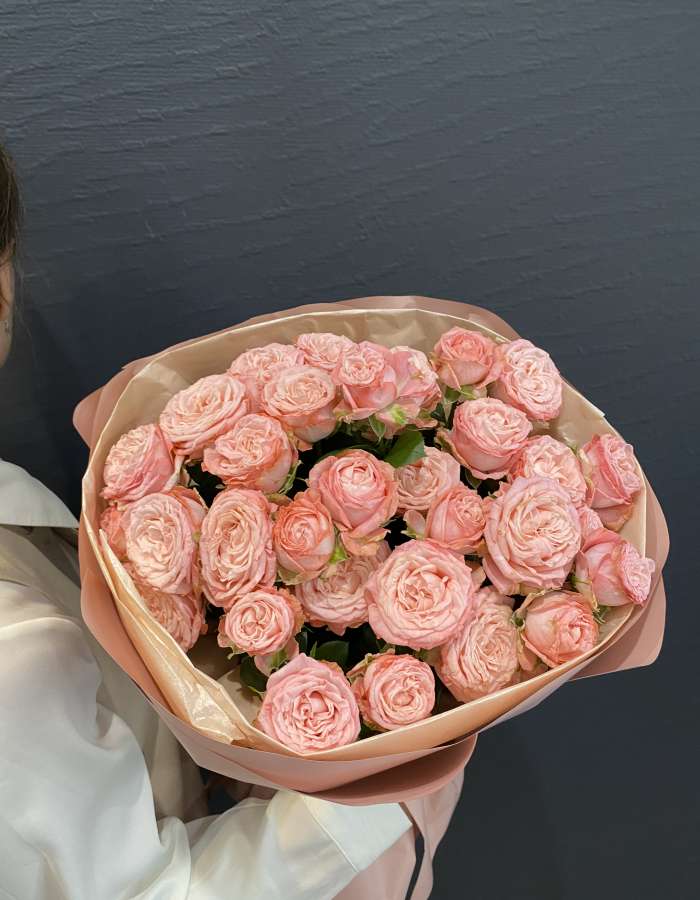 Букет из 9 кустовых роз сорта Мадам Бомбастик(Madam Bombastic)