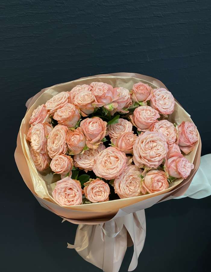 Букет из 9 кустовых роз сорта Мадам Бомбастик(Madam Bombastic)