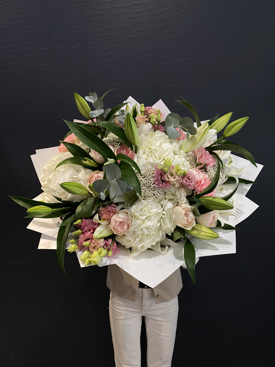 Букет из лилий и пионовидных роз "Небосвод"