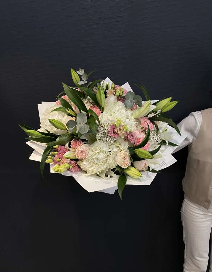 Букет из лилий и пионовидных роз "Небосвод"