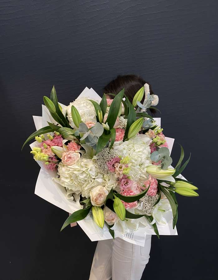 Букет из лилий и пионовидных роз "Небосвод"