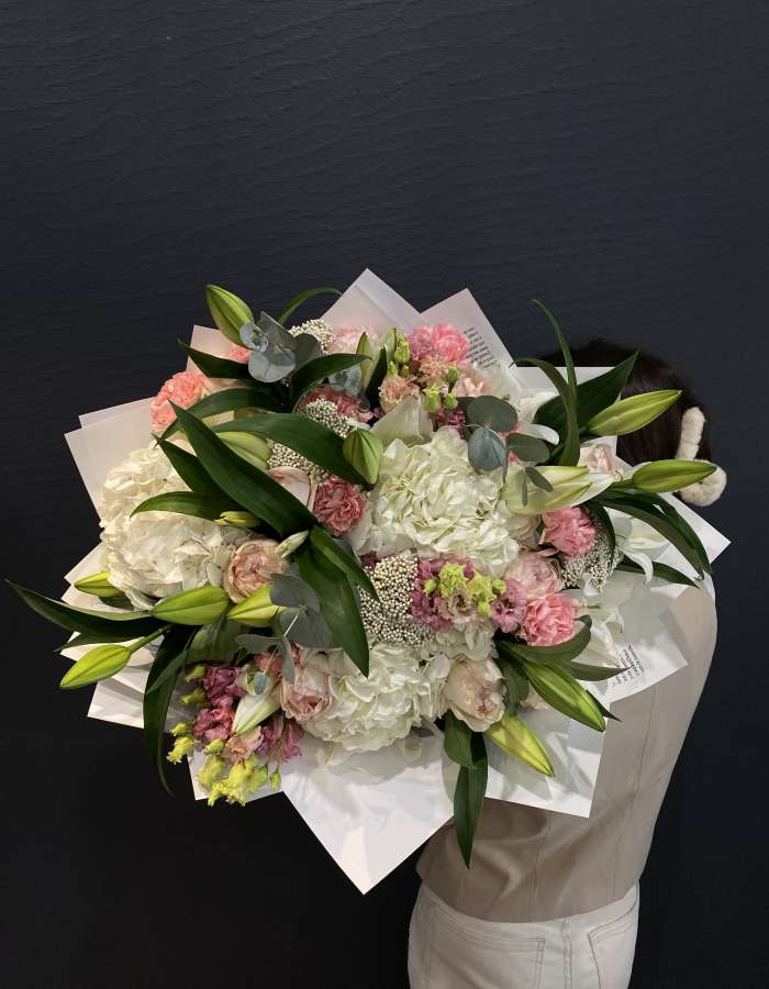 Букет из лилий и пионовидных роз "Небосвод"