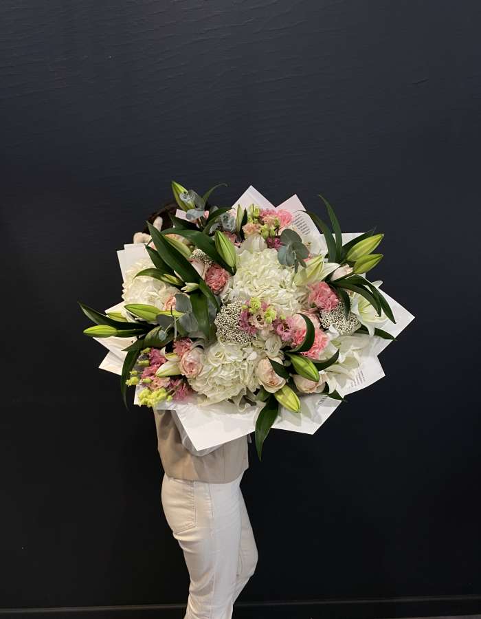 Букет из лилий и пионовидных роз "Небосвод"