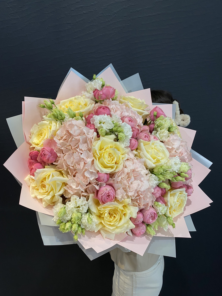 Букет из гортензий и пионовидных роз "Аромат соблазна"