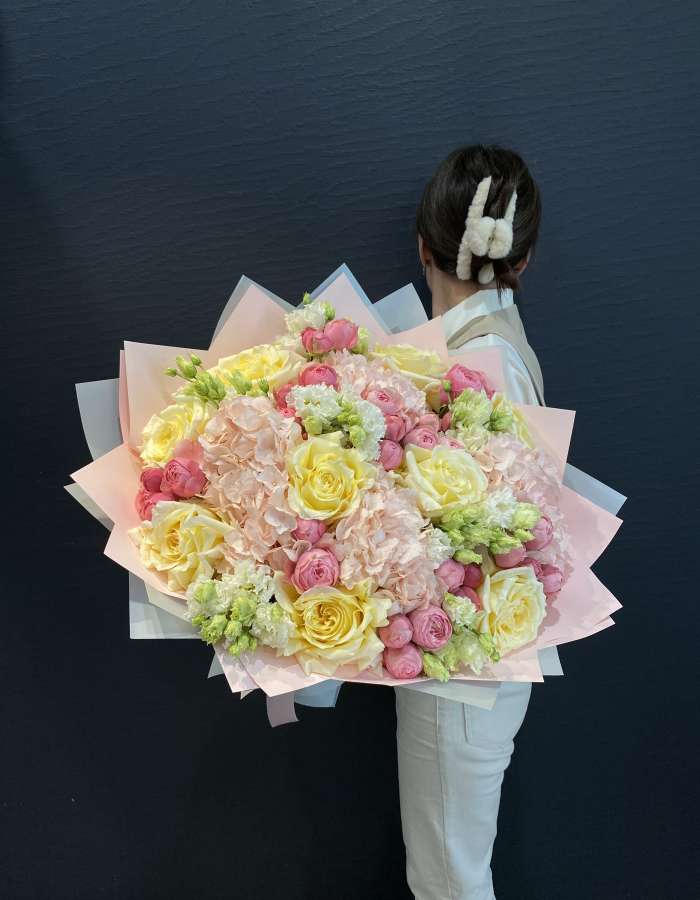 Букет из гортензий и пионовидных роз "Аромат соблазна"