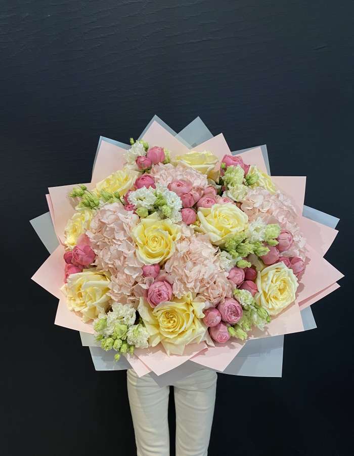 Букет из гортензий и пионовидных роз "Аромат соблазна"