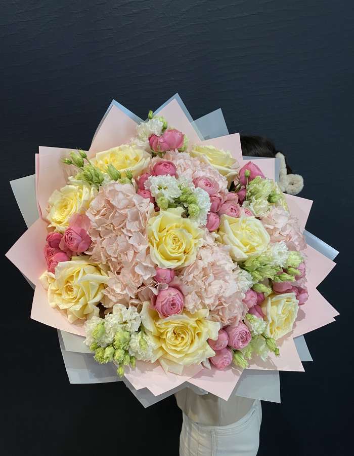 Букет из гортензий и пионовидных роз "Аромат соблазна"