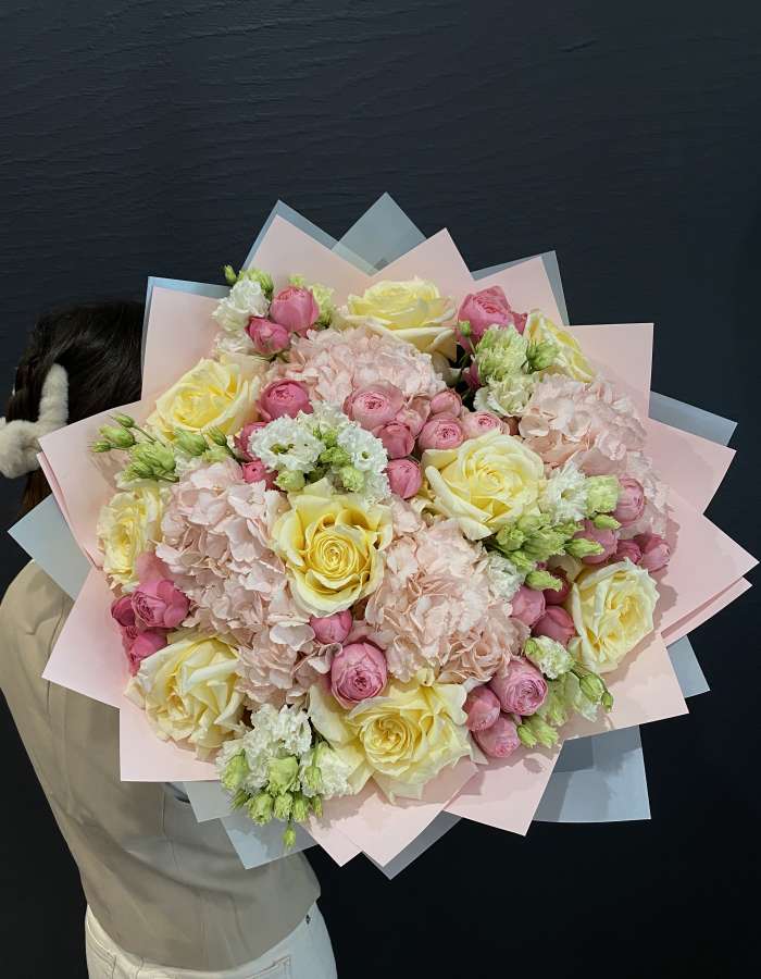 Букет из гортензий и пионовидных роз "Аромат соблазна"