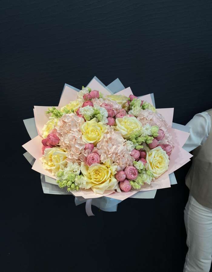 Букет из гортензий и пионовидных роз "Аромат соблазна"