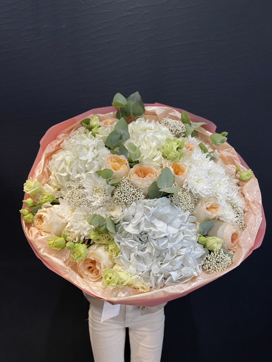 Букет из гортензий и роз сорта Вики Гарден( "Сверхновая"