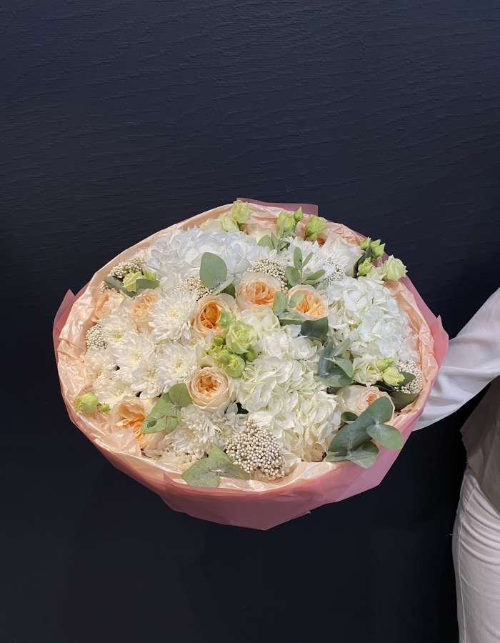 Букет из гортензий и роз сорта Вики Гарден( "Сверхновая"