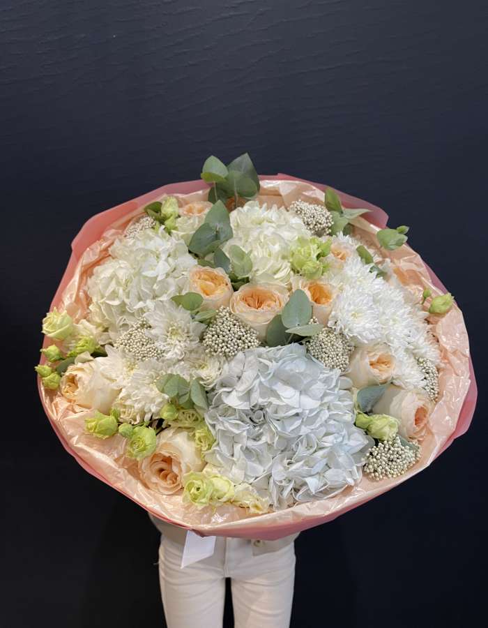 Букет из гортензий и роз сорта Вики Гарден( "Сверхновая"