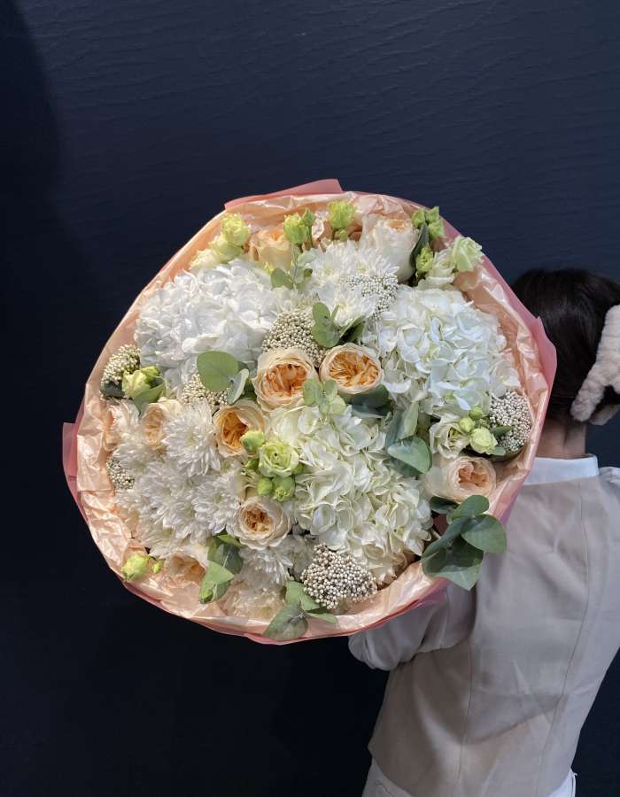 Букет из гортензий и роз сорта Вики Гарден( "Сверхновая"