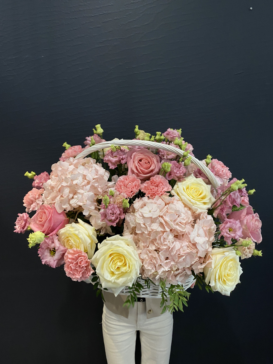 Корзина из роз и гортензий "Цветочная перина"