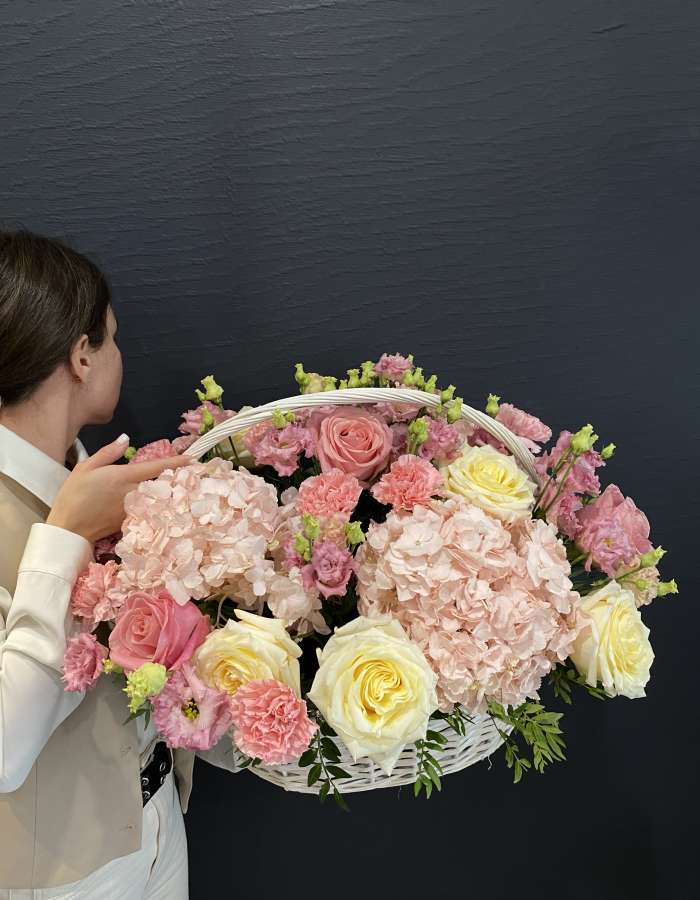 Корзина из роз и гортензий "Цветочная перина"