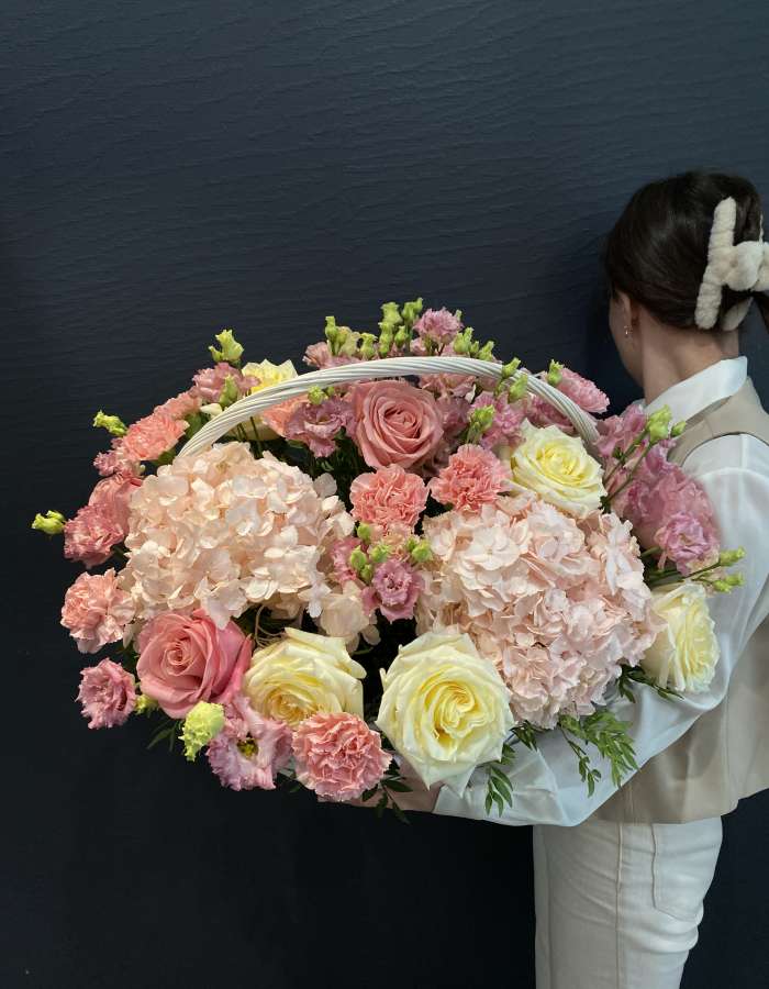 Корзина из роз и гортензий "Цветочная перина"