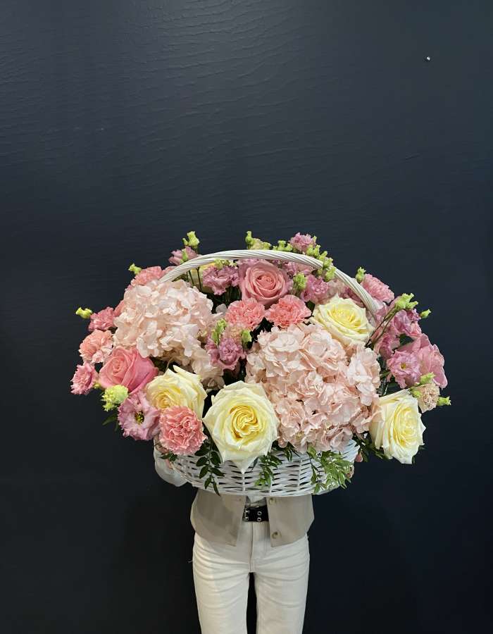 Корзина из роз и гортензий "Цветочная перина"