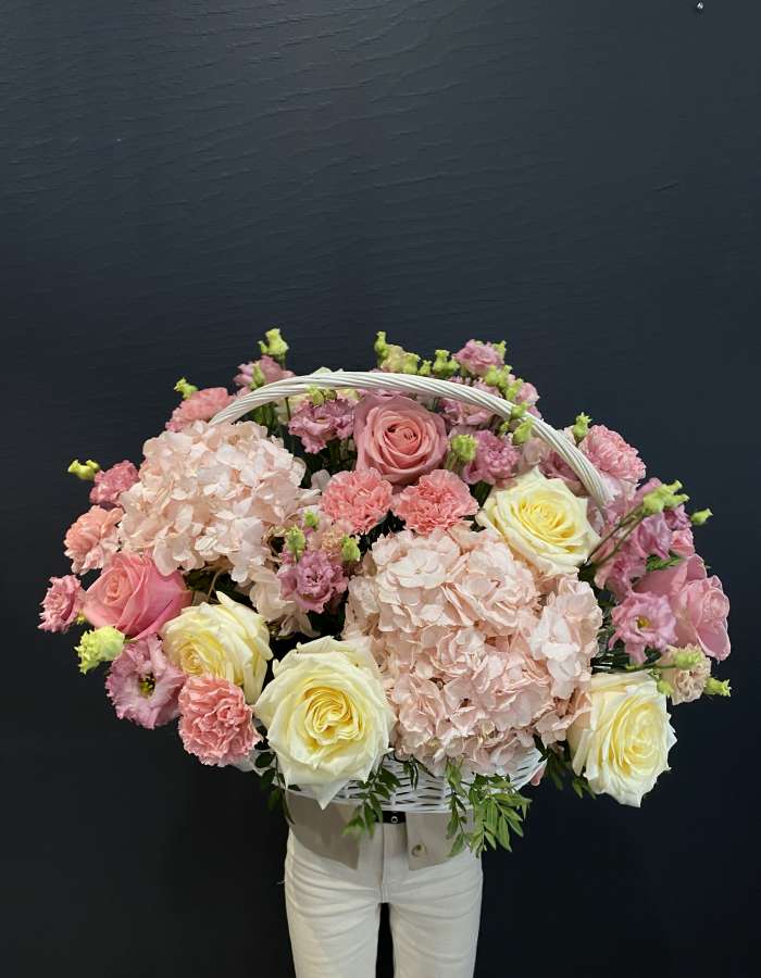 Корзина из роз и гортензий "Цветочная перина"