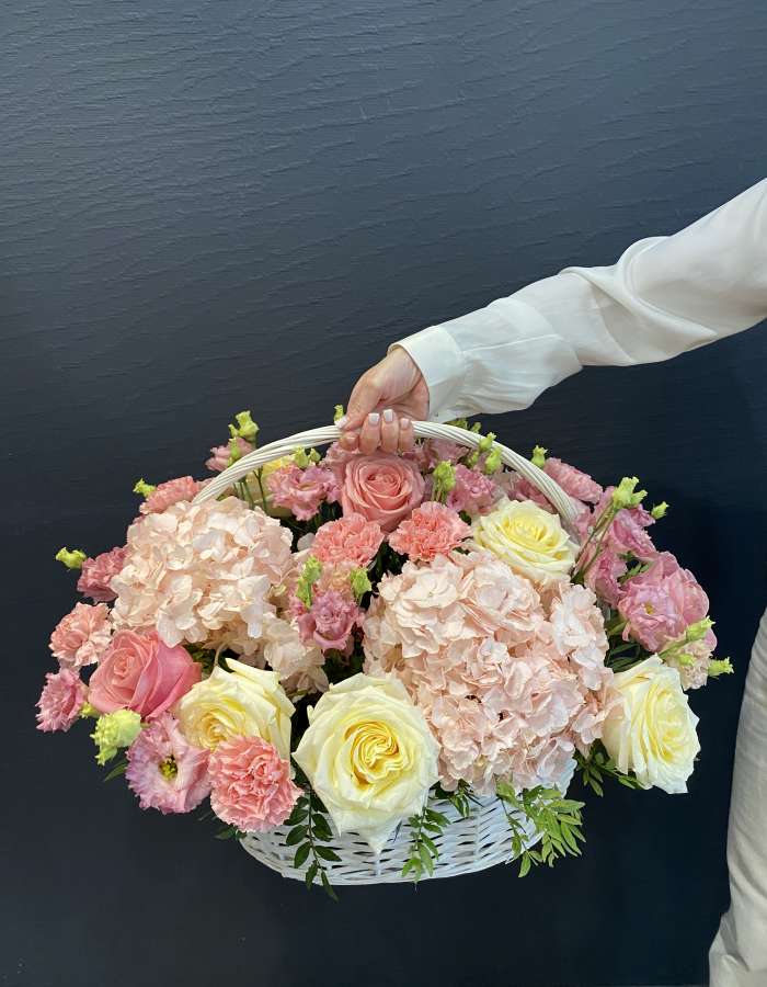 Корзина из роз и гортензий "Цветочная перина"