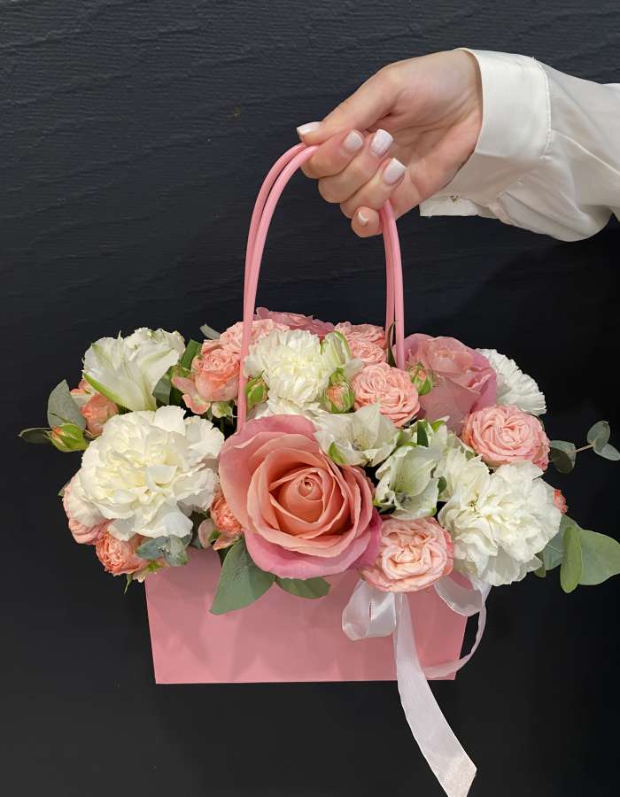 Сумочка из роз и диантусов "Благодарность"