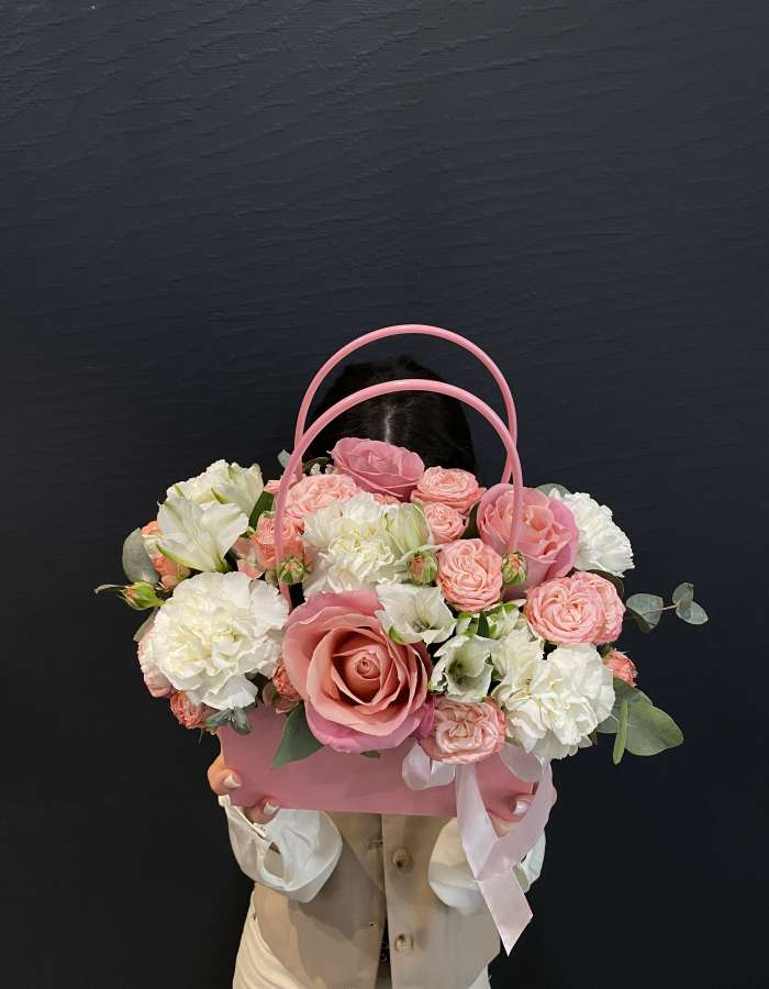 Сумочка из роз и диантусов "Благодарность"