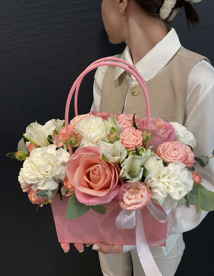 Сумочка из роз и диантусов "Благодарность"