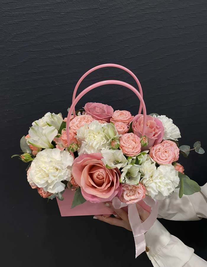 Сумочка из роз и диантусов "Благодарность"