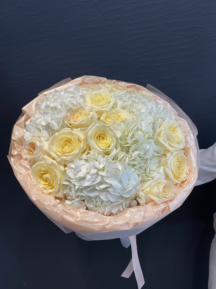 Букет из гортензий и роз сорта Кэндллайт "Ритм сердца"