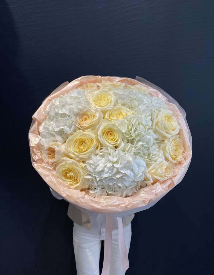 Букет из гортензий и роз сорта Кэндллайт "Ритм сердца"