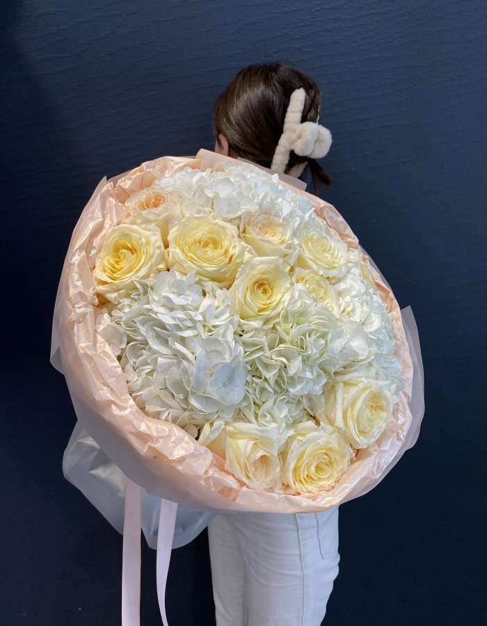 Букет из гортензий и роз сорта Кэндллайт "Ритм сердца"