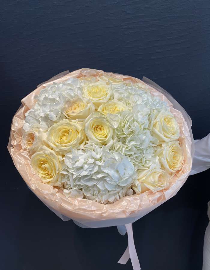 Букет из гортензий и роз сорта Кэндллайт "Ритм сердца"