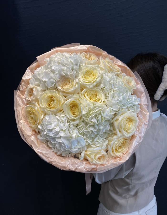 Букет из гортензий и роз сорта Кэндллайт "Ритм сердца"