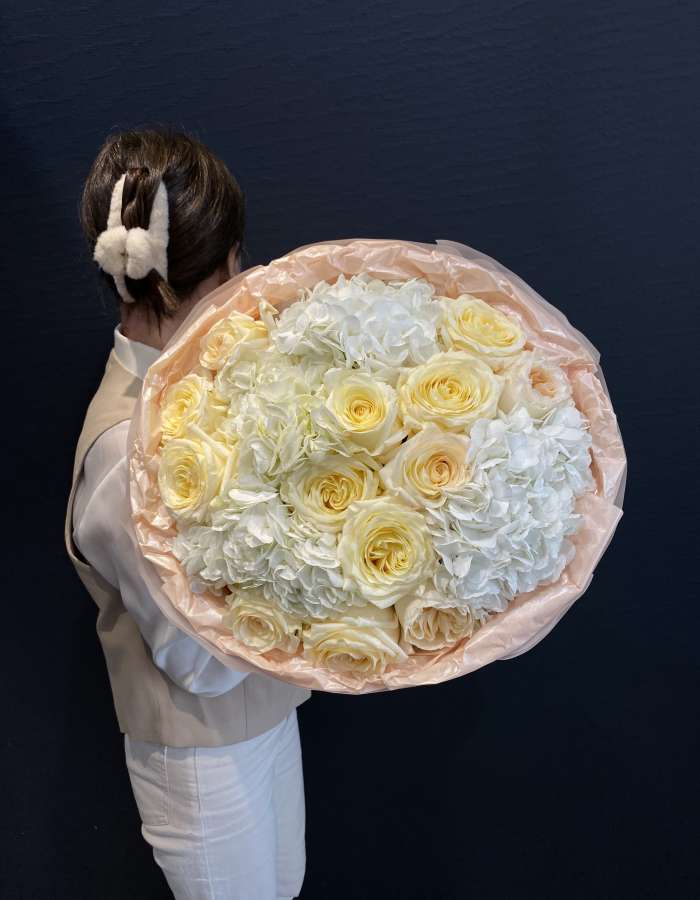 Букет из гортензий и роз сорта Кэндллайт "Ритм сердца"