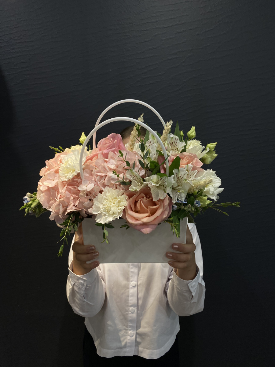 Сумочка с гортензией и розовыми розами "Классный Час"