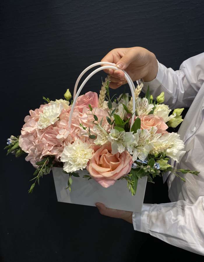 Сумочка с гортензией и розовыми розами "Классный Час"