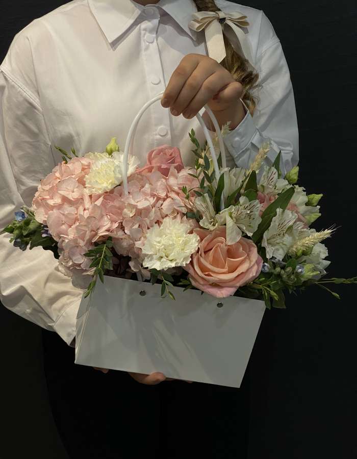 Сумочка с гортензией и розовыми розами "Классный Час"