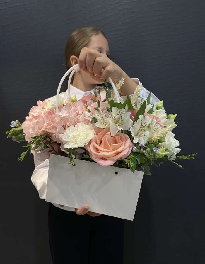 Сумочка с гортензией и розовыми розами "Классный Час"