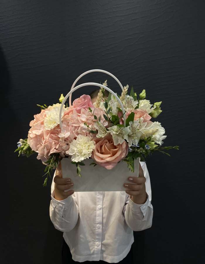 Сумочка с гортензией и розовыми розами "Классный Час"