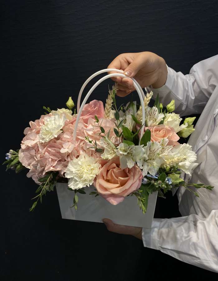 Сумочка с гортензией и розовыми розами "Классный Час"