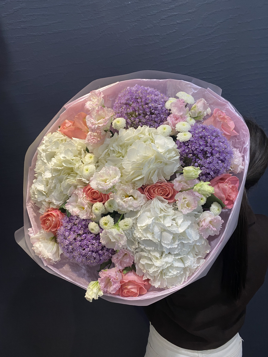 Букет из аллиума и гортензий "Сиреневый стиль"