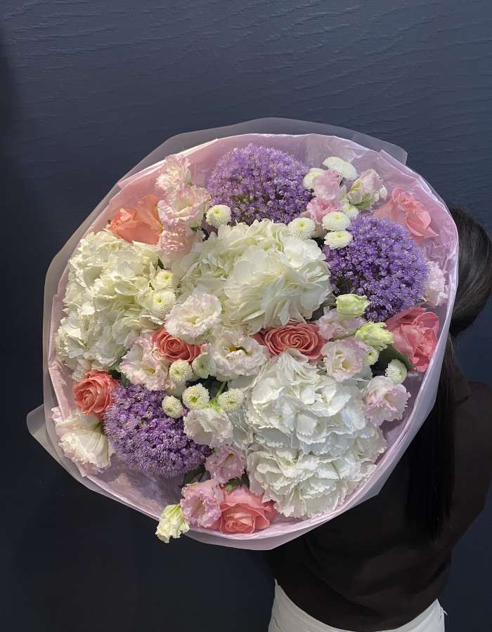 Букет из аллиума и гортензий "Сиреневый стиль"