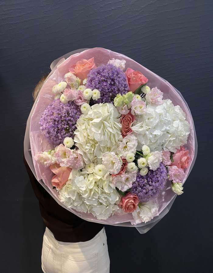 Букет из аллиума и гортензий "Сиреневый стиль"