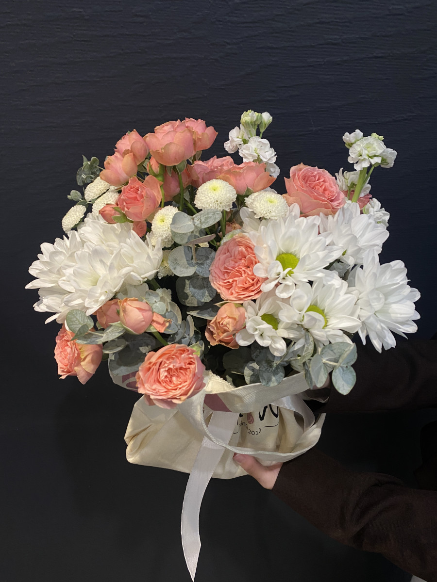 Шоппер с хризантемами и кустовой розой "Медея"