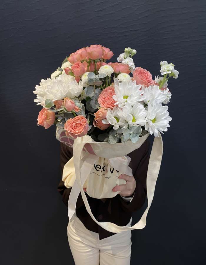 Шоппер с хризантемами и кустовой розой "Медея"