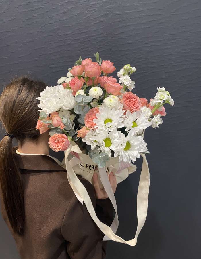 Шоппер с хризантемами и кустовой розой "Медея"