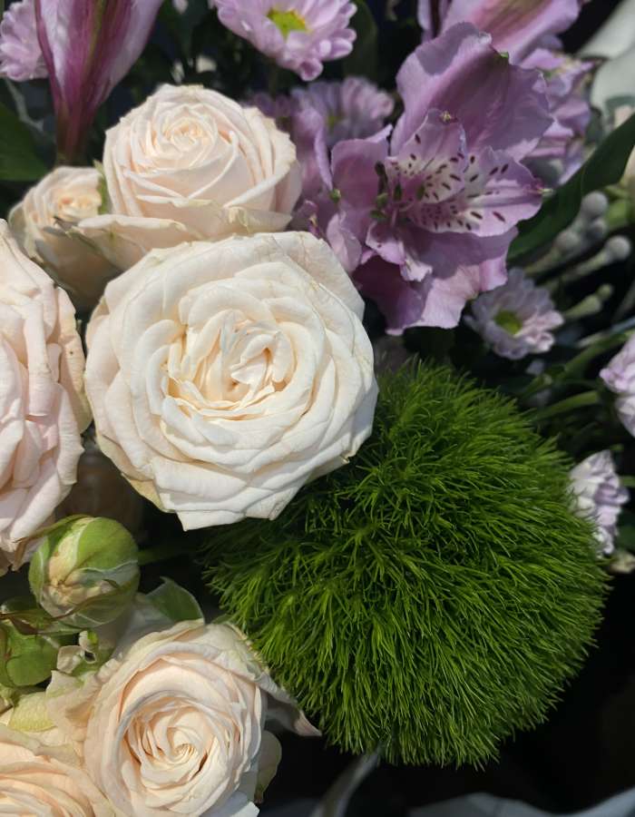 Шоппер с кустовой розой и альстромериями "Открытая Душа"